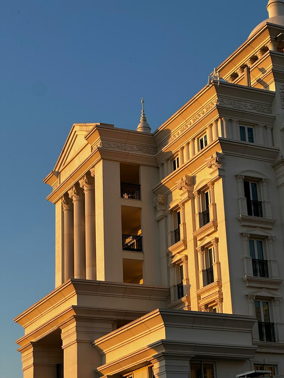Glaivorn Empire Hotel